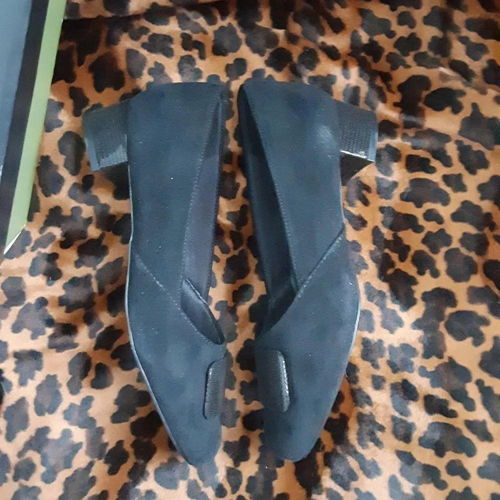 Trotters Women's DELSE Pump, Black suede finish, size 7 M womens